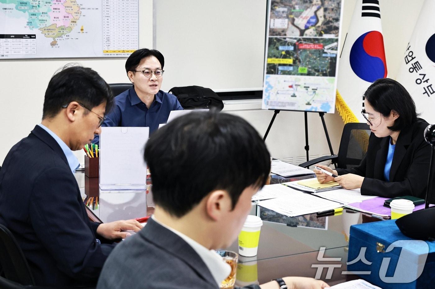 본문 이미지 - 김정관 산업통상부 장관이 21일 오전 서울 종로구 정부서울청사 집무실에서 열린 대중(對中) 소비재 수출 점검회의에서 인사말을 하고 있다. (산업통상부 제공. 재판매 및 DB금지) 2026.8.21 ⓒ 뉴스1