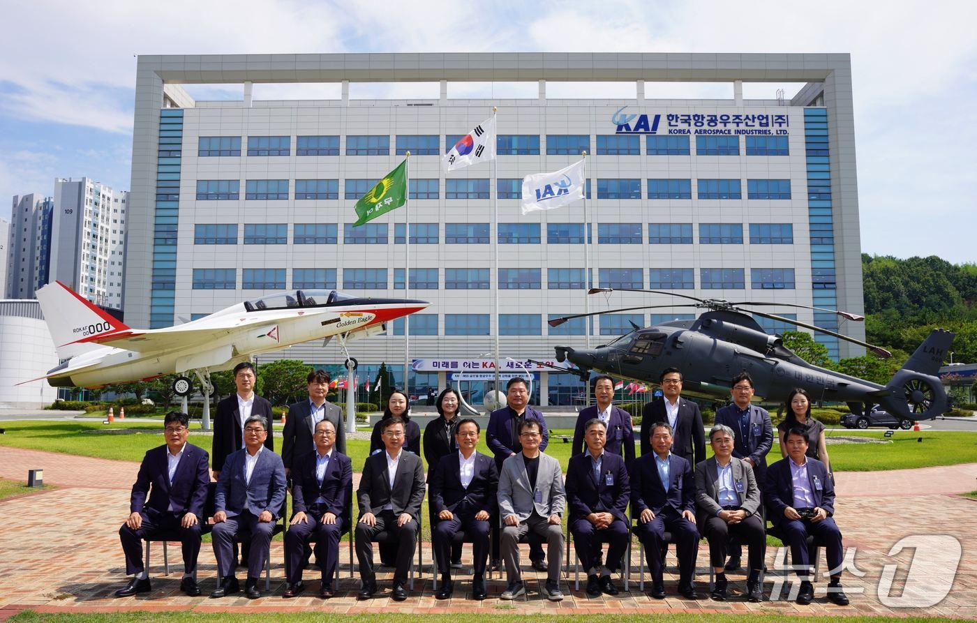 본문 이미지 - 한국항공우주산업과 국가안보전략연구원의 업무협약 체결 단체 기념사진 촬영(KAI 제공)
