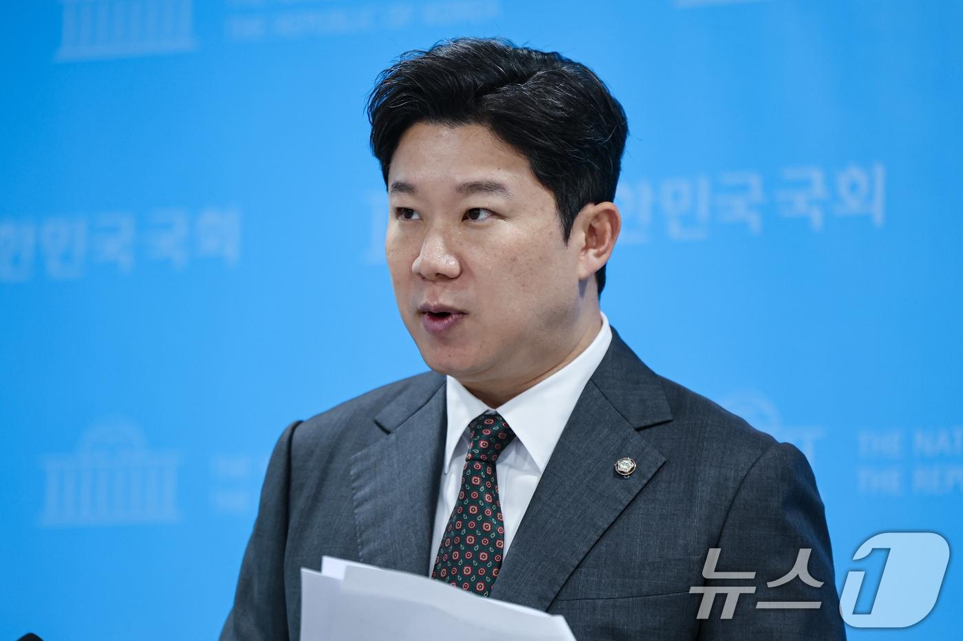 본문 이미지 - 국민의힘 중앙윤리위원회로 부터 당원권 정지 2년 징계를 받은 진종오 의원이 지난달 21일 서울 여의도 국회 소통관에서 윤리위 징계관련 입장을 밝히는 기자회견을 마치고 백브리핑 하고 있다. 2026.8.21 ⓒ 뉴스1 김도우 기자