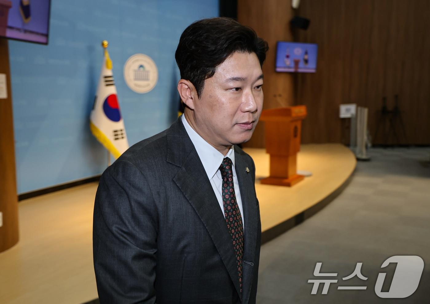 본문 이미지 - 국민의힘 중앙윤리위원회로 부터 당원권 정지 징계를 받은 진종오 의원이 21일 서울 여의도 국회 소통관에서 윤리위 징계관련 입장을 밝히는 기자회견을 마치고 회견장을 나서고 있다. 2026.8.21 ⓒ 뉴스1 김도우 기자