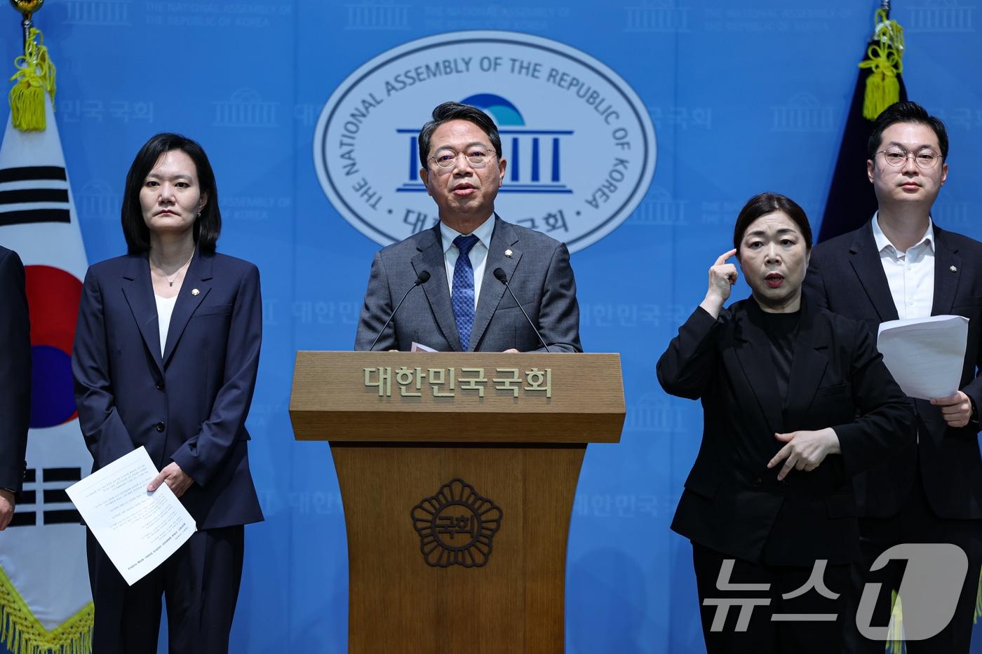 본문 이미지 - 김승원 법제사법위원회 여당 간사를 비롯한 여당 소속 법사위원들이 21일 서울 여의도 국회 소통관에서 조희대 대법원장 사퇴 촉구 기자회견을 하고 있다. 2026.8.21 ⓒ 뉴스1 김도우 기자