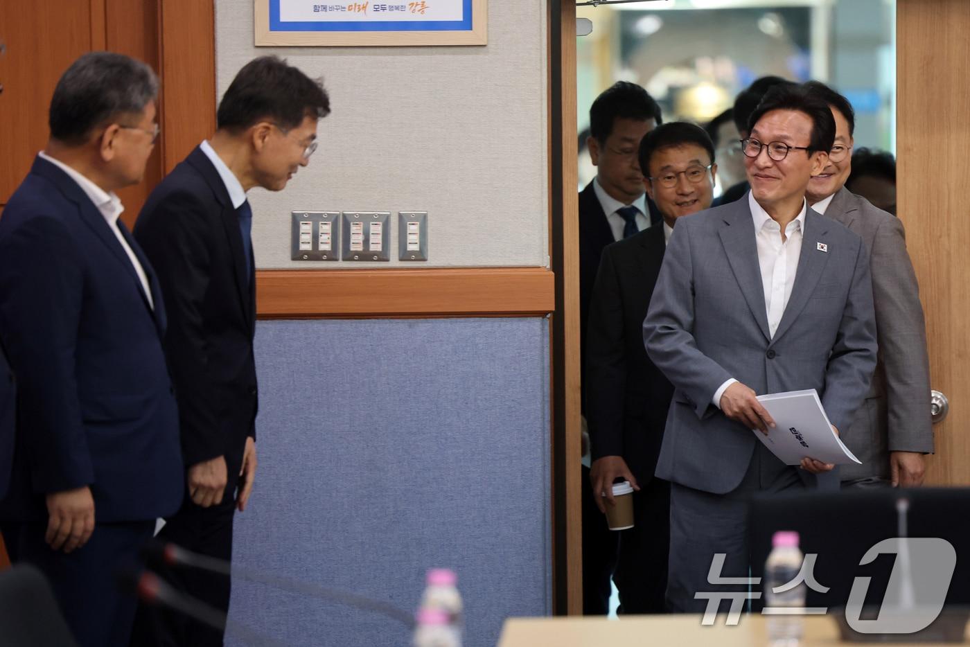 본문 이미지 - 김민석 더불어민주당 대표가 21일 오전 강원 강릉시청에서 열린 '강릉 최고위원회의'에 참석하고 있다. 2026.8.21 ⓒ 뉴스1 황기선 기자