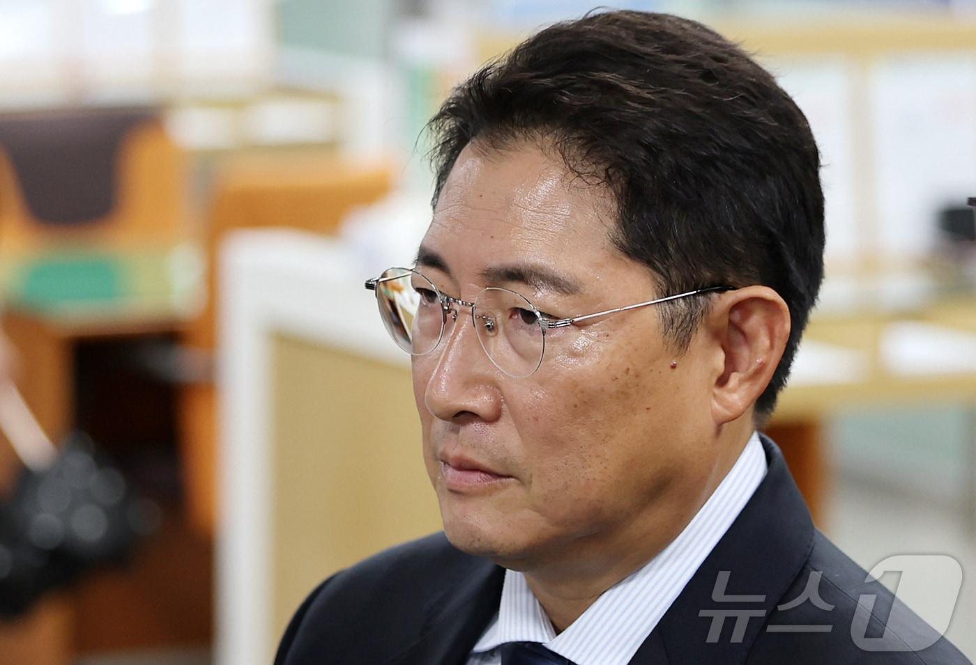 본문 이미지 - 조현준 효성그룹 회장이 21일 오전 서울 서초구 서울중앙지법에서 열린 조현문 전 효성그룹 부사장의 강요미수 혐의 사건 공판에 증인으로 출석하고 있다. 2026.8.21/뉴스1. 2026.8.21 ⓒ 뉴스1 김진환 기자