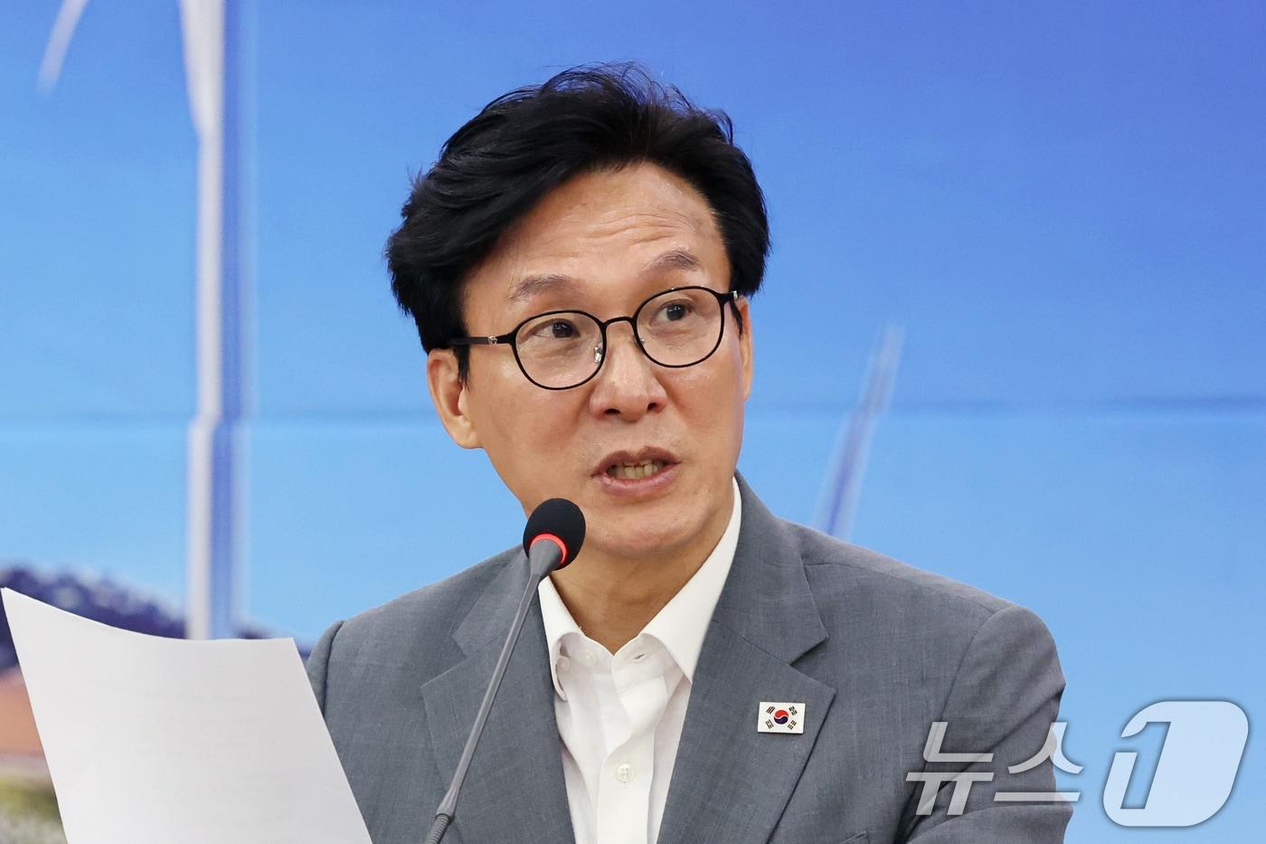 본문 이미지 - 김민석 더불어민주당 대표가 21일 오전 강원 강릉시청에서 열린 '강릉 최고위원회의'에서 모두발언을 하고 있다. 2026.8.21 ⓒ 뉴스1 황기선 기자
