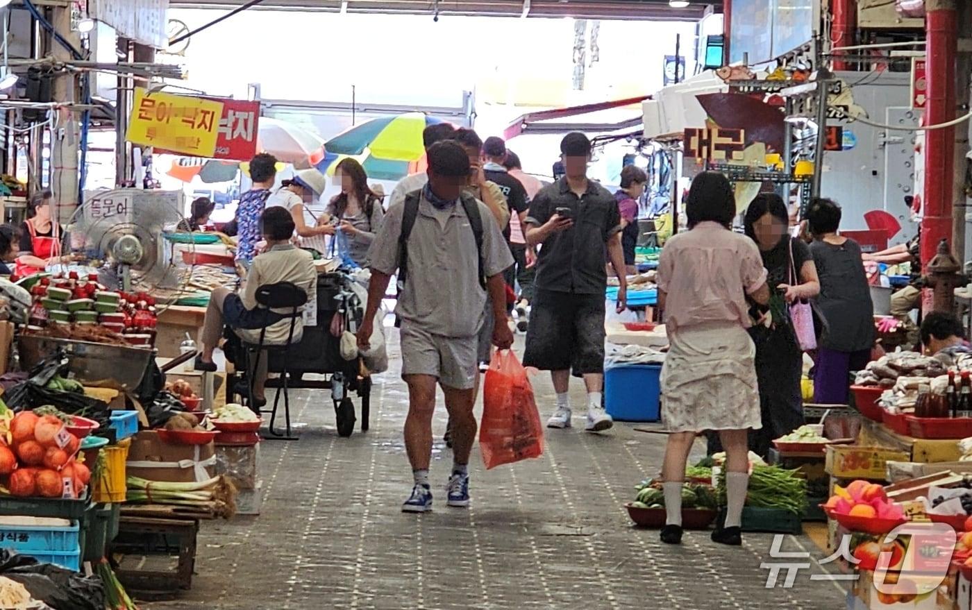 본문 이미지 - 통영 서호시장에 21일 지역민과 관광객들의 발길이 이어지고 있다. 2026.8.21/뉴스1 한송학기자