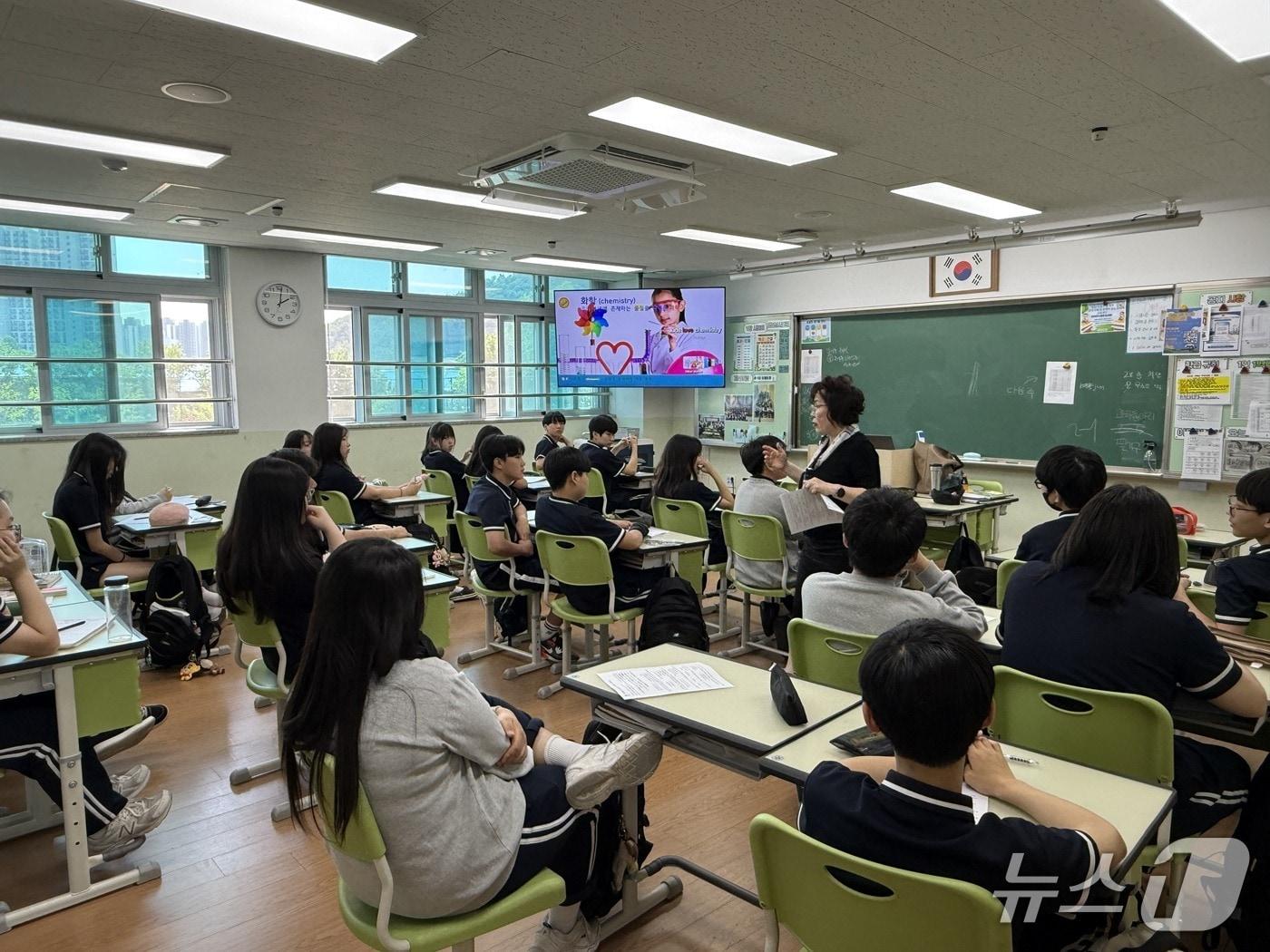 본문 이미지 - 용인시 '휴먼북'이 올해 상반기 한 학교에서 멘토링을 하고 있는 모습.(용인시 제공)
