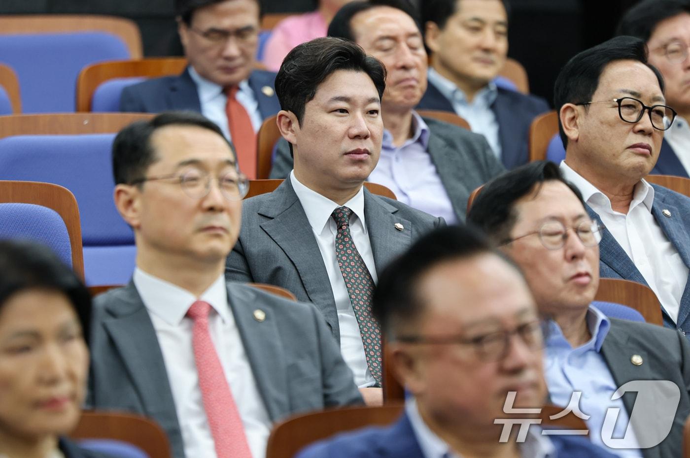 본문 이미지 - 국민의힘 중앙윤리위원회로 부터 당원권 정지 2년이라는 중징계를 받은 진종오 의원이 21일 서울 여의도 국회에서 열린 의원총회에 참석해 있다. 2026.8.21 ⓒ 뉴스1 김도우 기자