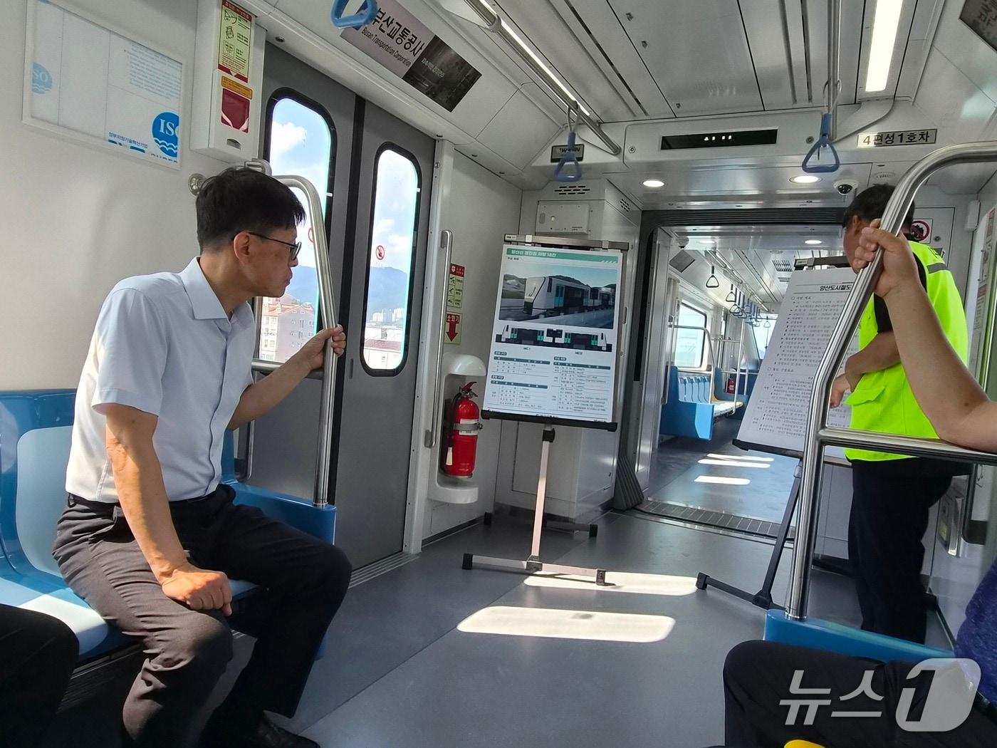 본문 이미지 - 김희용 경남 양산시 부시장이 7월 27일 양산도시철도 현장을 방문해 진행 상황과 안전관리 실태를 점검하고 있다. 2026.7./27뉴스1 ⓒ News1 임순택 기자