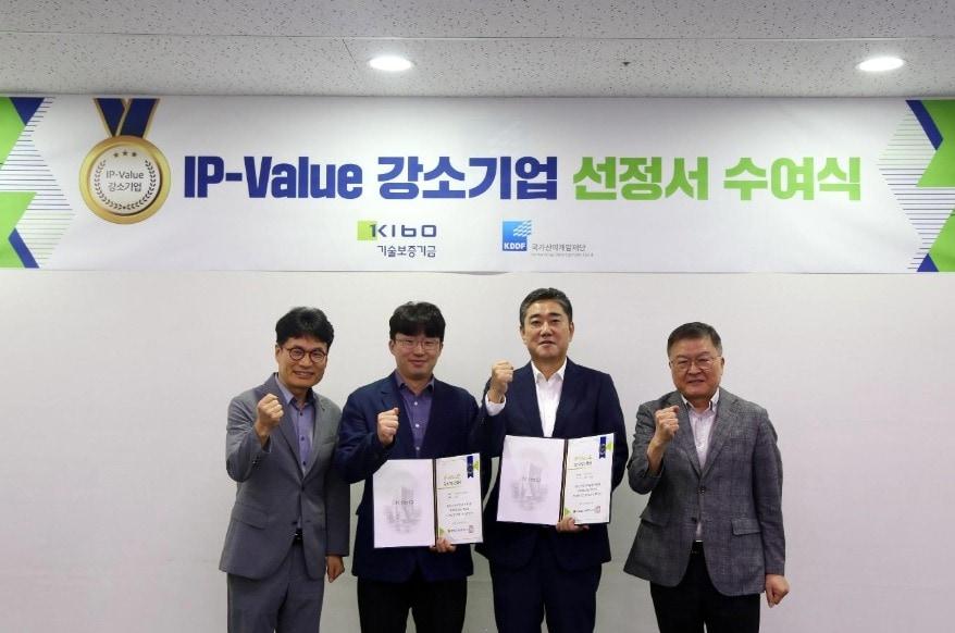 본문 이미지 - 국가신약개발재단은 기술보증기금과 추진하는 약물가치평가-IP보증 연계 지원사업을 통해 ㈜스탠드업테라퓨티스와 ㈜티카로스를 'IP-Value 강소기업'으로 선정했다. (국가신약개발재단 제공)