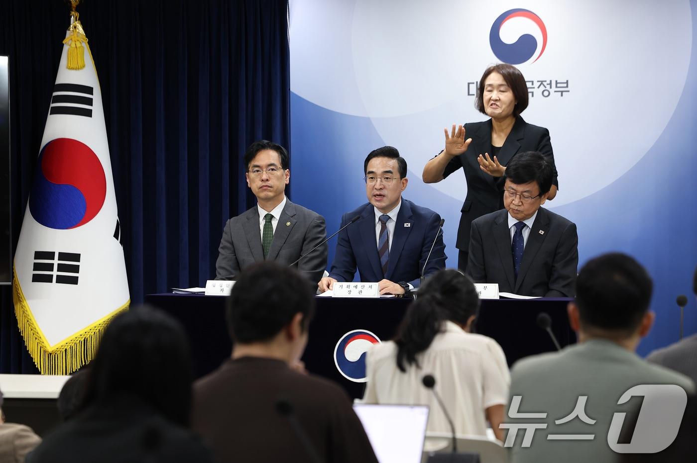 본문 이미지 - 박홍근 기획예산처 장관이 21일 서울 종로구 정부서울청사에서 열린 제1차 재정운용전략협의회 관계부처 합동 브리핑에서 지방교육재정교부금 개편 방안을 발표하고 있다. 왼쪽부터 김민재 행정안전부 차관, 박 장관, 최교진 교육부 장관. 2026.8.21 ⓒ 뉴스1 김성진 기자