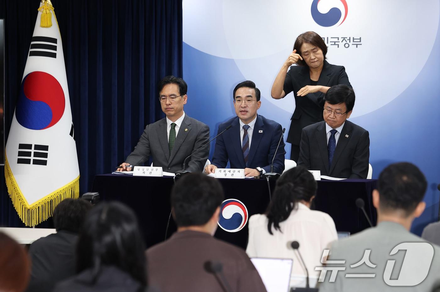 본문 이미지 - 박홍근 기획예산처 장관(가운데)이 21일 서울 종로구 정부서울청사에서 열린 제1차 재정운용전략협의회 관계부처 합동 브리핑에서 지방교육재정교부금 개편 방안을 발표 하고 있다. 왼쪽부터 김민재 행정안전부 차관, 박 장관, 최교진 교육부 장관. 2026.8.21 ⓒ 뉴스1 김성진 기자