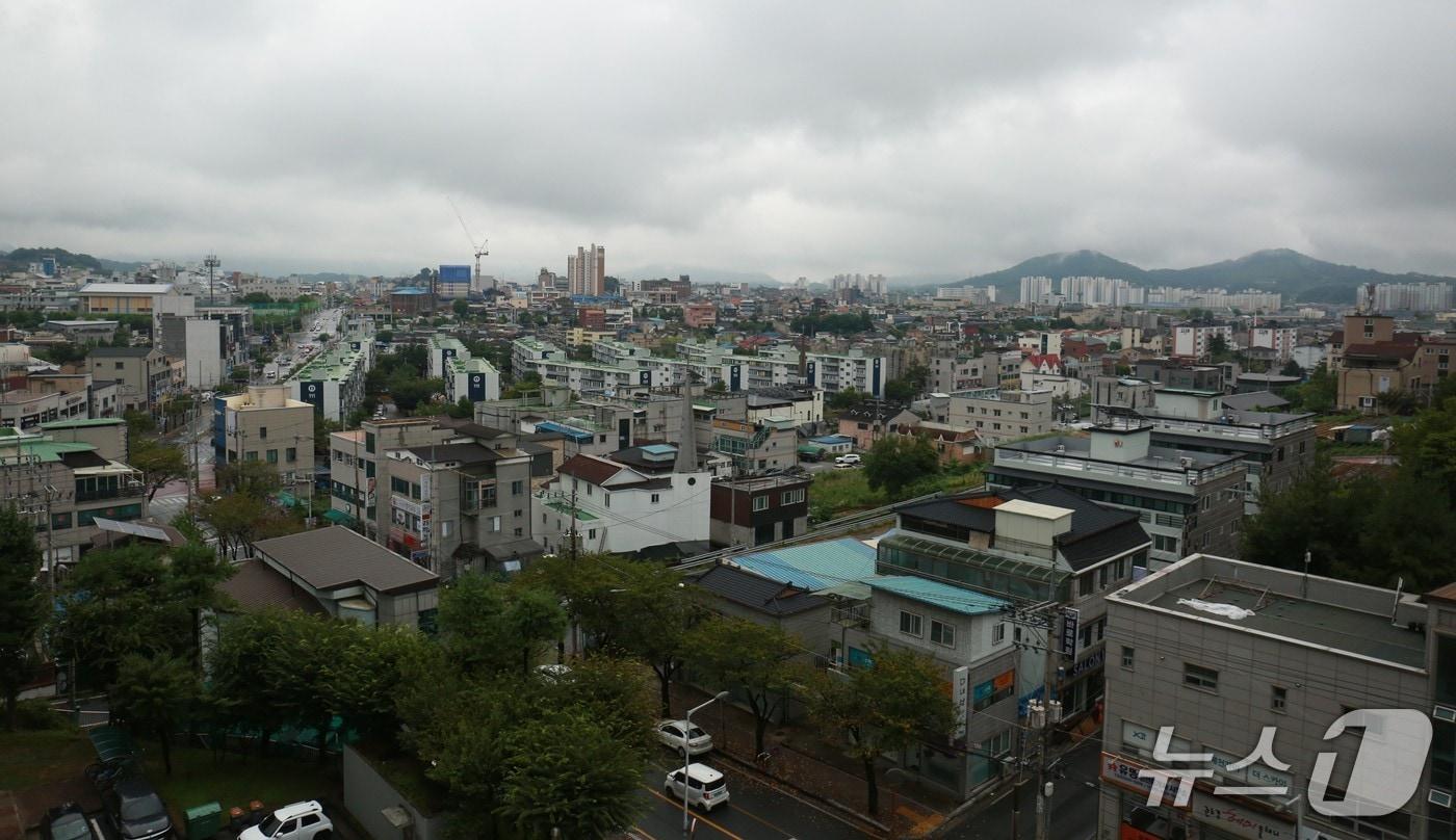 본문 이미지 - 충북 제천시내. 20일 오전부터 빗줄기가 오락가락 이어지다가 현재는 잠시 소강상태다. 2026.8.21/뉴스1 손도언 기자 