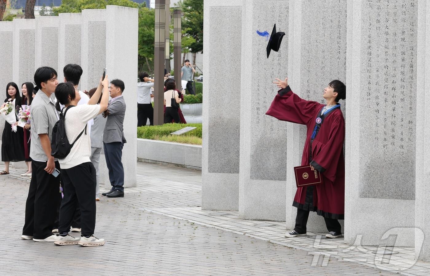 본문 이미지 - 2025학년도 후기 전북대학교 학위수여식 날인 21일 전북 전주시 전북대 문회루에서 졸업생들이 기념촬영을 하고 있다. 2026.8.21 ⓒ 뉴스1 유경석 기자
