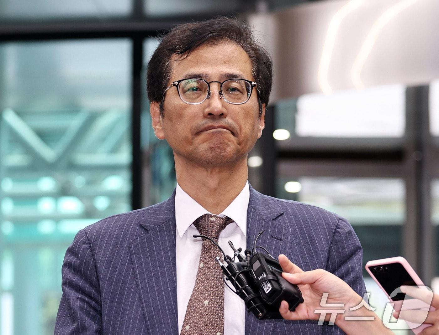 본문 이미지 - 이태한 선거관리위원회 특별검사가 21일 유재성 경찰청장 직무대행, 홍석기 국가수사본부장과의 면담을 위해 서울 서대문구 경찰청에 들어서며 취재진의 질문을 듣고 있다. 2026.8.21 ⓒ 뉴스1 구윤성 기자