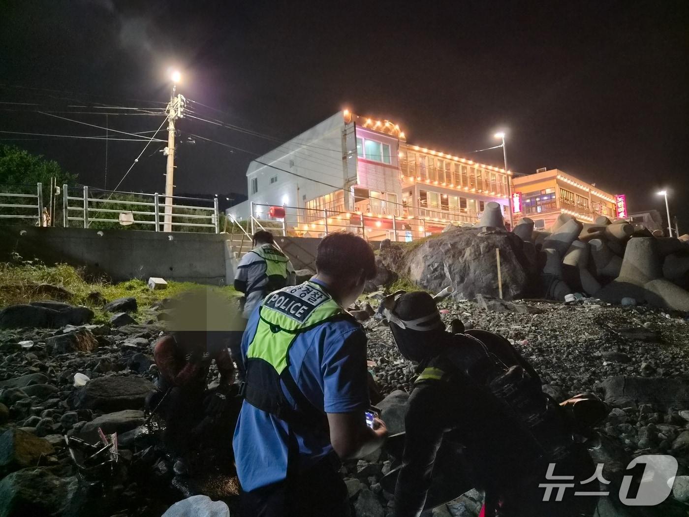 본문 이미지 - 지난 20일 밤 해양레저활동 허가가 필요한 해운대구 청사포 방파제 부근에서 해루질을 하던 40대 2명이 적발됐다. (해경 제공. 재판매 및 DB금지)