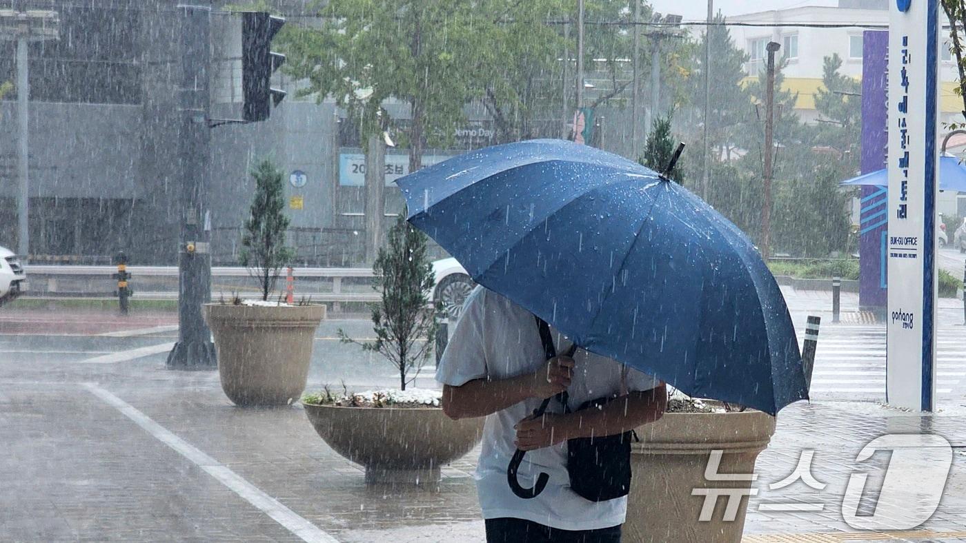 본문 이미지 - 경북 포항시에 호우주의보가 발령된 21일 오후 우산을 쓴 시민이 발걸음을 재촉하고 있다. 2026.8.21 ⓒ 뉴스1 최창호 기자