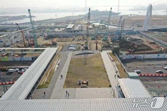 본문 이미지 - 부산역 상부층에서 바라본 북항 재개발지구 C-1블록 환승센터 공사 현장 모습 (BPA 제공. 재판매 및 DB금지)
