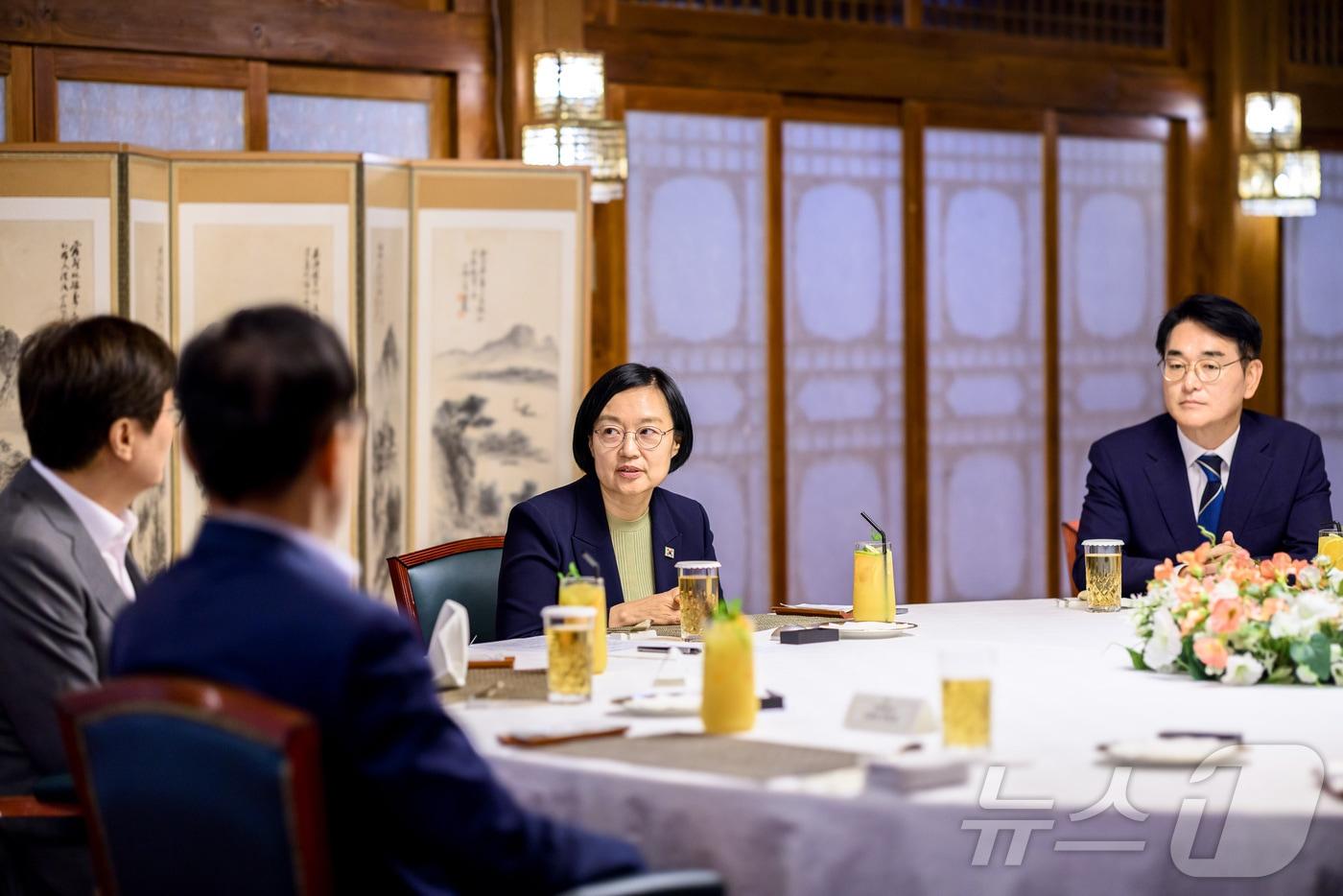 본문 이미지 - 한성숙 국무총리가 21일 서울 종로구 국무총리 서울공관에서 규제합리화위원회 기획조정특별분과 오찬 간담회를 하고 있다. (국무총리실 제공. 재판매 및 DB 금지) 2026.8.21 ⓒ 뉴스1