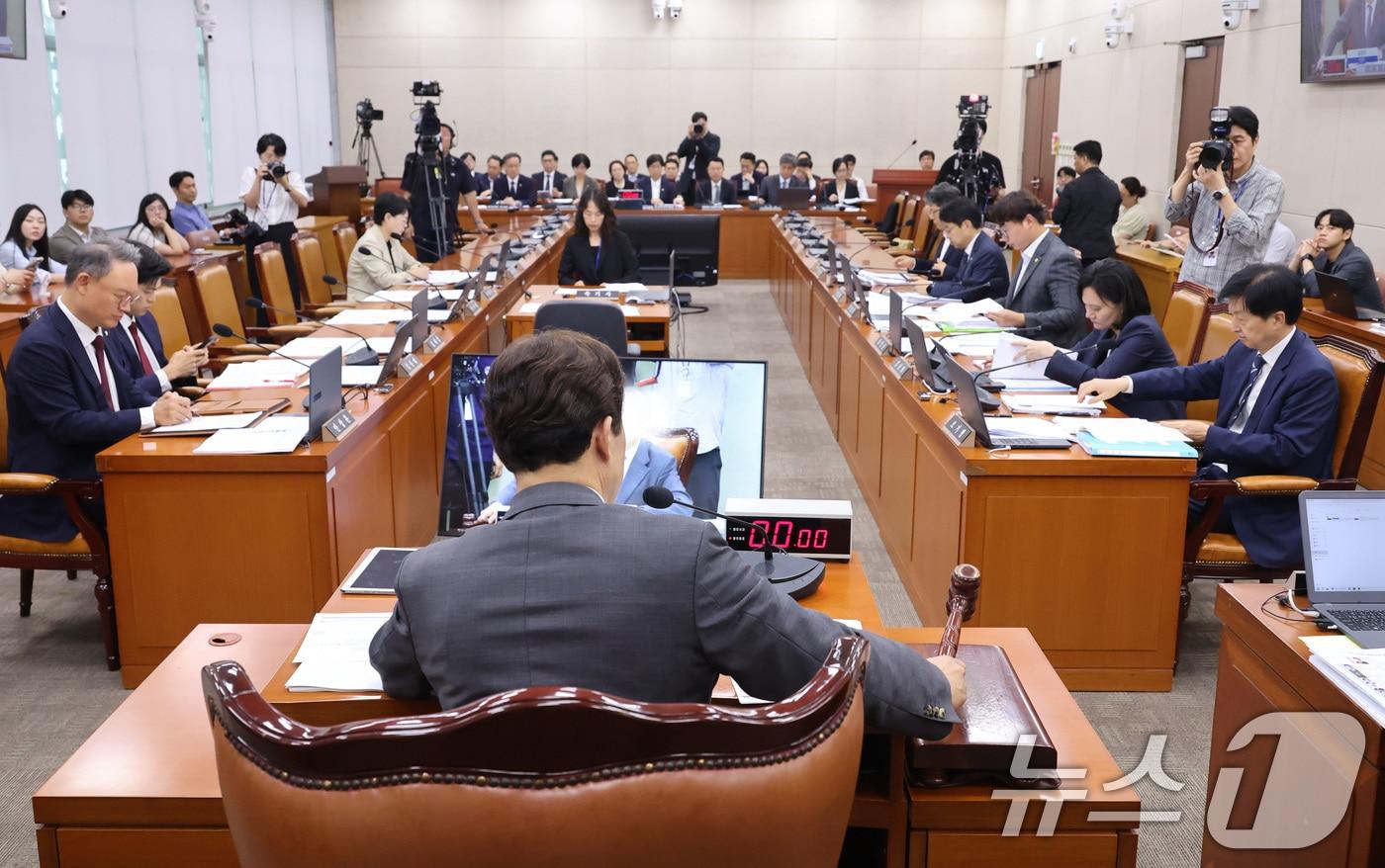 본문 이미지 - 윤영석 위원장이 21일 서울 여의도 국회에서 열린 연금개혁특별위원회 전체회의에서 의사봉을 두드리고 있다. 2026.8.21 ⓒ 뉴스1 신웅수 기자