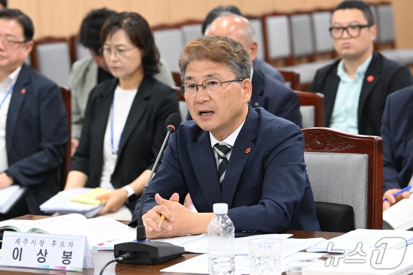 본문 이미지 - 이상봉 제주시장 후보자가 21일 제주도의회 대회의실에서 열린 인사청문회에서 제주도의회 의원들의 질의에 답변하고 있다.(제주도의회 제공, 재판매 및 DB 금지)
