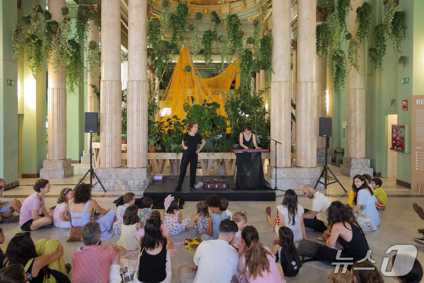 본문 이미지 - '기후쉼터'인 국립 레이나소피아미술관 사바티니관 회랑에 공연이 펼쳐지고 있다.(마드리드 예술원 제공) ⓒ 뉴스1