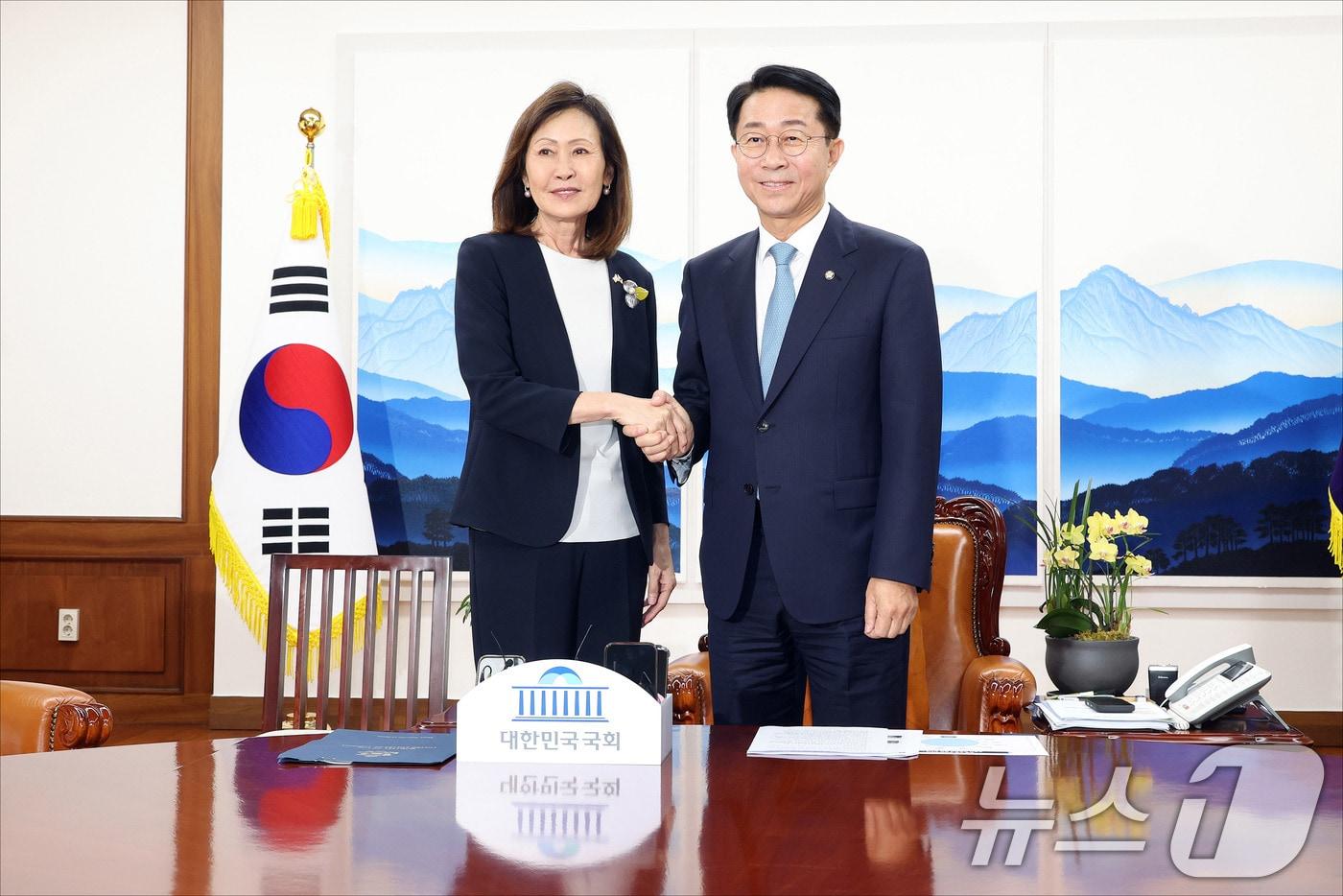 본문 이미지 - 조정식 국회의장과 미셸 스틸 주한미국대사가 21일 오후 서울 여의도 국회에서 열린 접견에서 기념촬영을 하고 있다. 2026.8.21 ⓒ 뉴스1 국회사진기자단