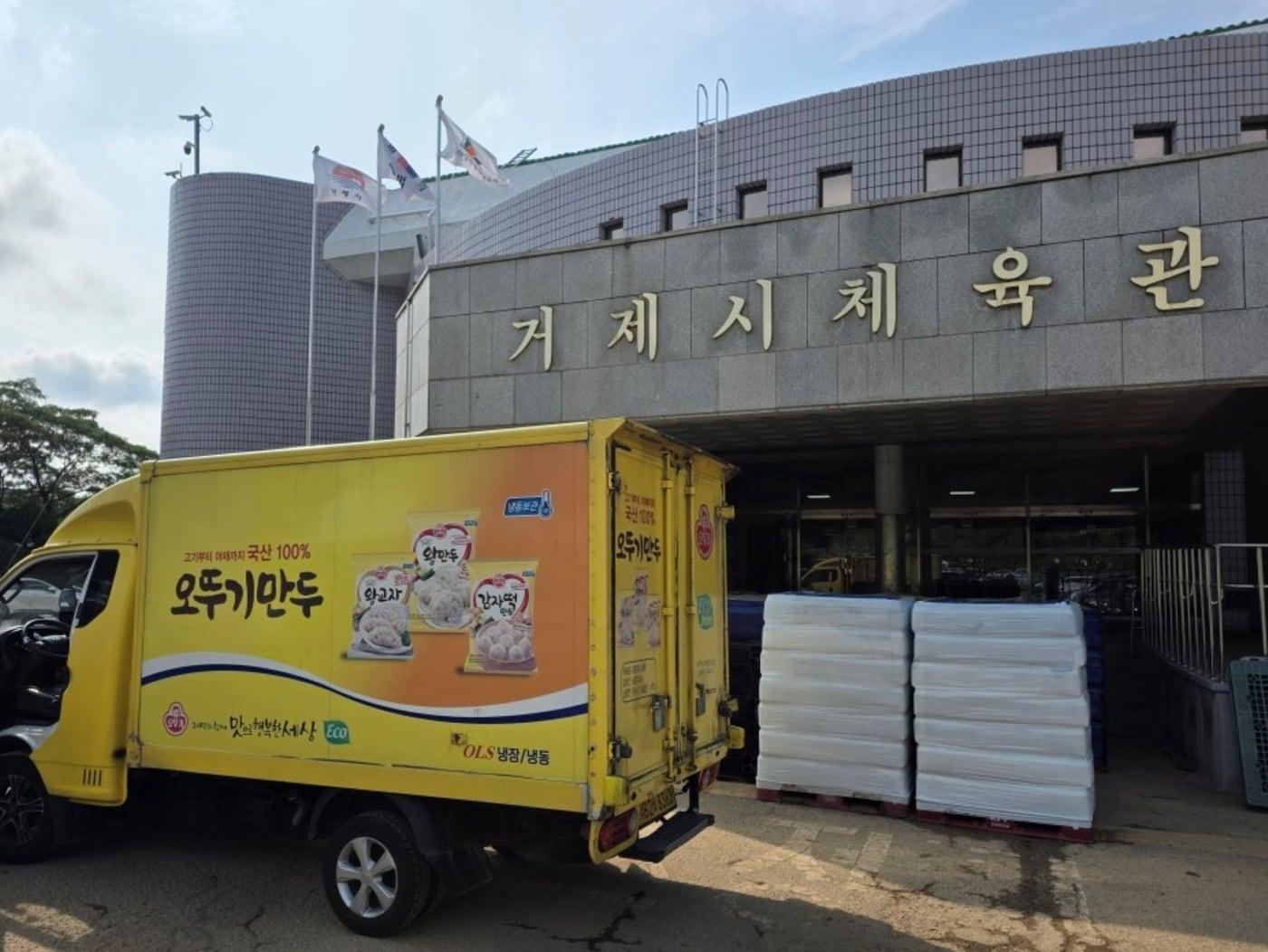 본문 이미지 - 오뚜기 경남 거제 긴급 구호물품 지원 현장 사진.(오뚜기 제공)