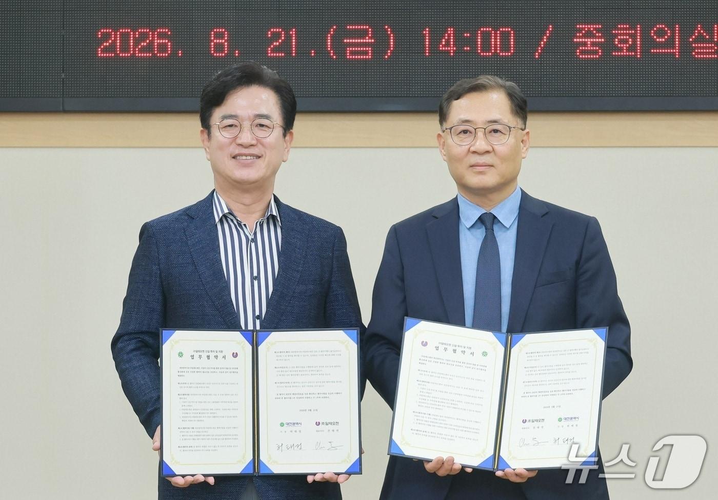 본문 이미지 - 허태정 시장(왼쪽)과 ㈜알테오젠 전태연 사장이 21일 업무협약을 체결한 뒤 기념 촬영을 하고 있다. (시 제공) / 뉴스1.