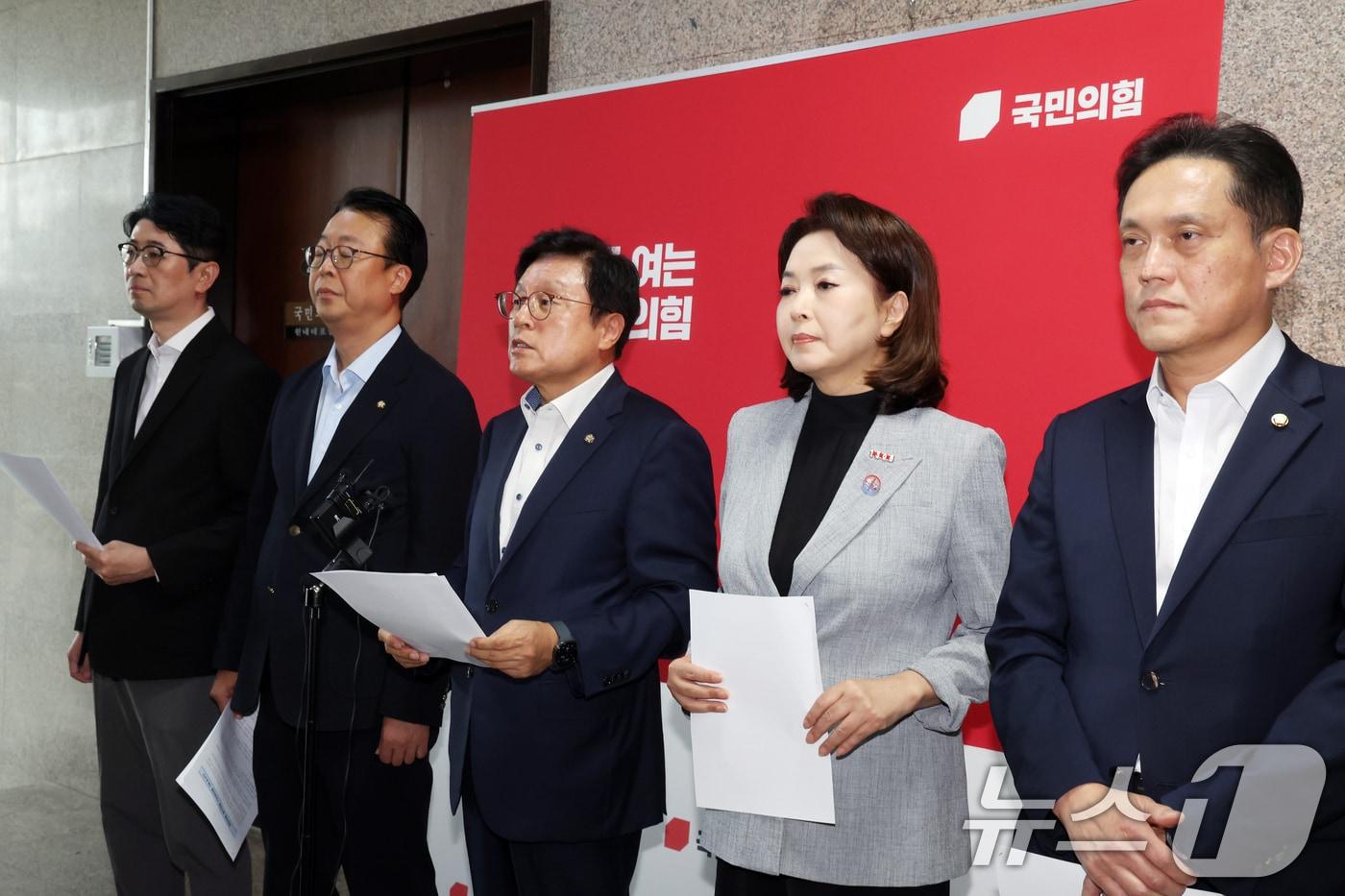본문 이미지 - 국민의힘 박형수 법제사법위원회 간사와 소속 의원들이 21일 오후 서울 여의도 국회에서 더불어민주당의 조희대 대법원장과 노경필 법원행정처장에 대한 증인 출석 요구의 건 처리를 규탄하는 기자회견을 하고 있다. 2026.8.21 ⓒ 뉴스1 황기선 기자