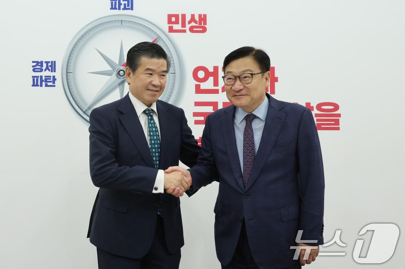 본문 이미지 - 정점식 국민의힘 원내대표와 제임스 김 주한미국상공회의소(AMCHAM·암참) 회장 21일 오후 서울 여의도 국회에서 악수를 나누고 있다. 2026.8.21 ⓒ 뉴스1 황기선 기자