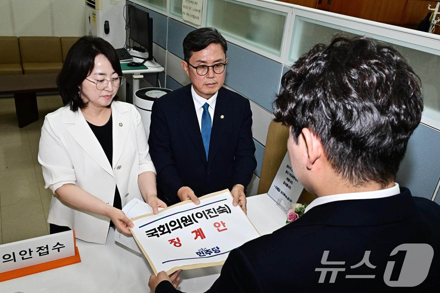 본문 이미지 - 이주희 더불어민주당 원내대변인과 전남광주통합특별시당위원장인 안도걸 의원이 21일 서울 여의도 국회 의안과에 이진숙 국민의힘 의원 징계안을 제출하고 있다. (공동취재) ⓒ 뉴스1 신웅수 기자