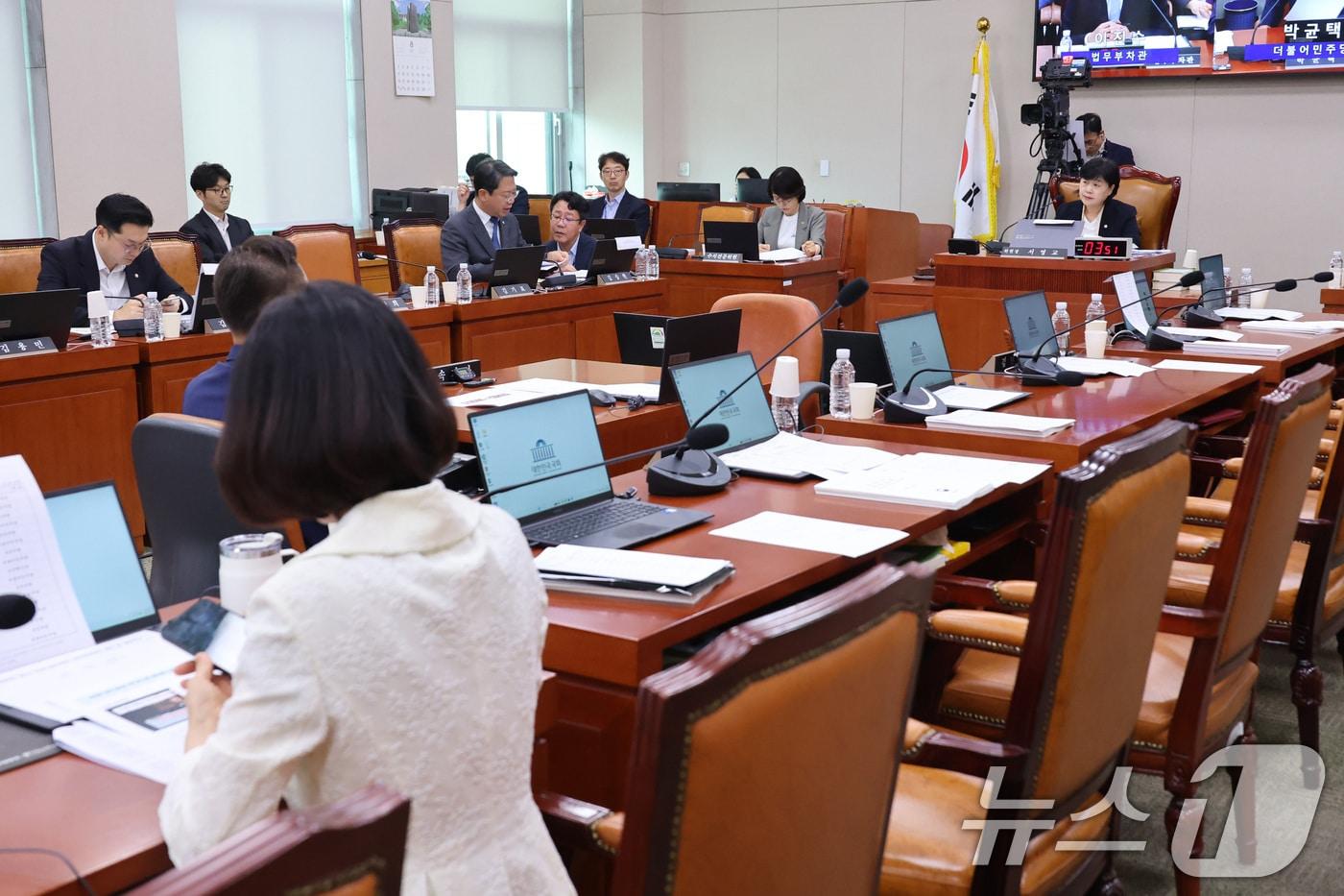 본문 이미지 - 21일 서울 여의도 국회에서 열린 법제사법위원회 전체회의에서 국민의힘 의원들의 자리가 비어 있다. 이날 법사위는 조희대 대법원장에 대한 오는 31일 현안질의 증인 출석을 요구하는 안을 범여권 주도로 의결했다. 2026.8.21 ⓒ 뉴스1 신웅수 기자