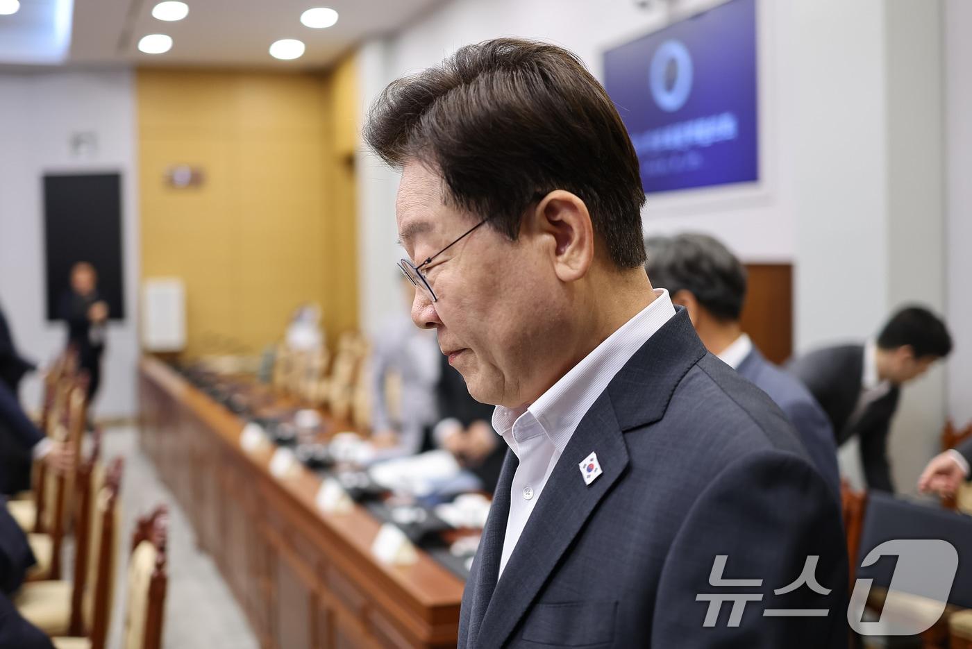 본문 이미지 - 이재명 대통령이 21일 청와대에서 열린 제1차 반부패정책협의회에 입장하고 있다. 2026.8.21 ⓒ 뉴스1 이재명 기자
