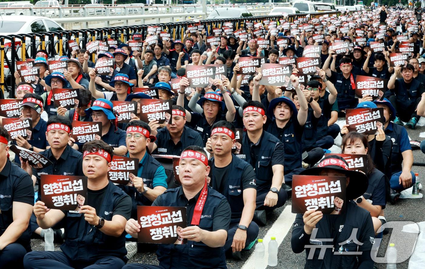 본문 이미지 - 현대자동차 노동조합이 올해 임금협상에서 상여금 50% 인상, 해고자 복직, 정년 연장 등 3대 쟁점 사항을 두고 사측과 이견을 좁히지 못하자 전면 파업에 들어간 21일 서울 서초구 현대자동차 본사 앞에서 전국금속노동조합 자동차업종 조합원들이 공동파업대회를 열고 있다. 2026.8.21 ⓒ 뉴스1 이호윤 기자