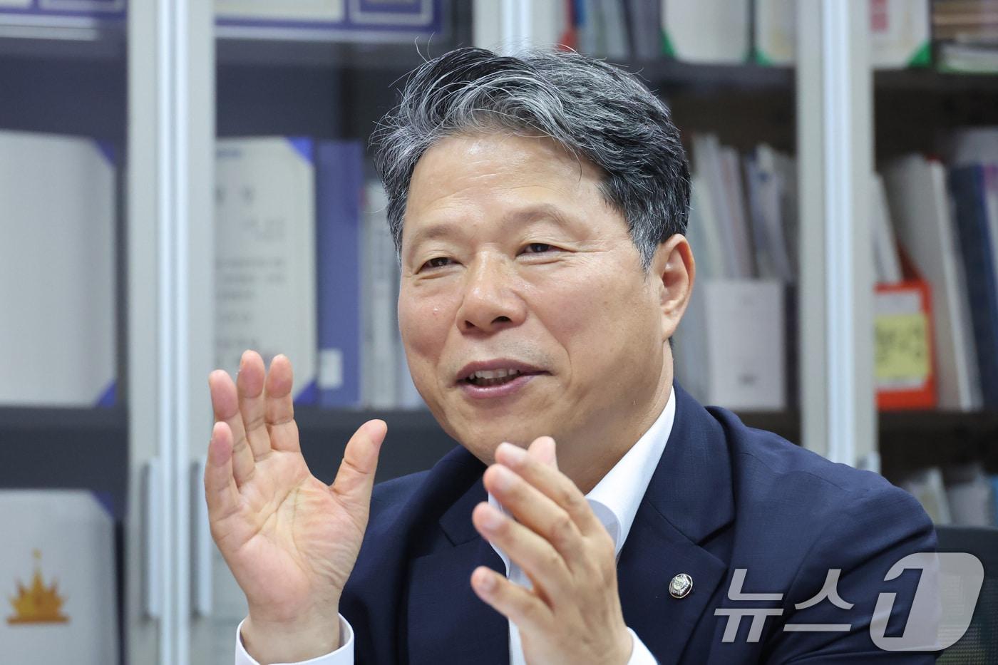 본문 이미지 - 국회 보건복지위원회 더불어민주당 간사인 서영석 의원이 21일 서울 여의도 국회 의원회관에서 뉴스1과 인터뷰를 하고 있다.  ⓒ 뉴스1 신웅수 기자