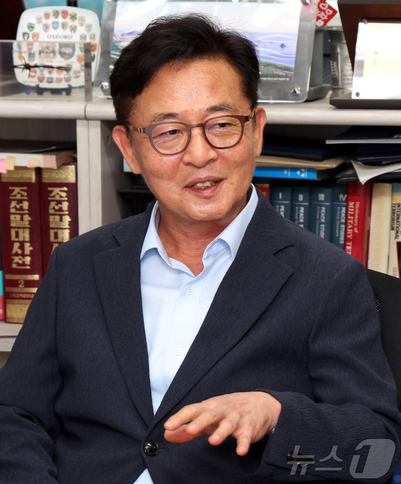 본문 이미지 - 박근혜 정부 때 통일부 장관을 지낸 홍용표 한양대 정치외교학과 교수는 '뉴스1 초대석' 인터뷰에서 오는 11월 미국의 중간선거(상·하원 선거)가 북미 대화의 분기점이 될 것이라고 예상했다. ⓒ 뉴스1 이종덕 기자