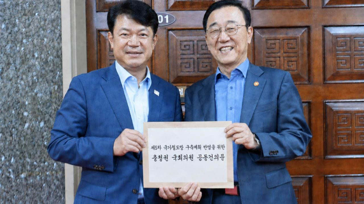 본문 이미지 - 복기왕 의원(왼쪽)이 김윤덕 국토교통부 장관에게  '제5차 국가철도망 구축계획' 반영 공동 건의문을 전달하고 기념촬영을 하고 있다.(도 제공. 재판매 및 DB금지)/뉴스1