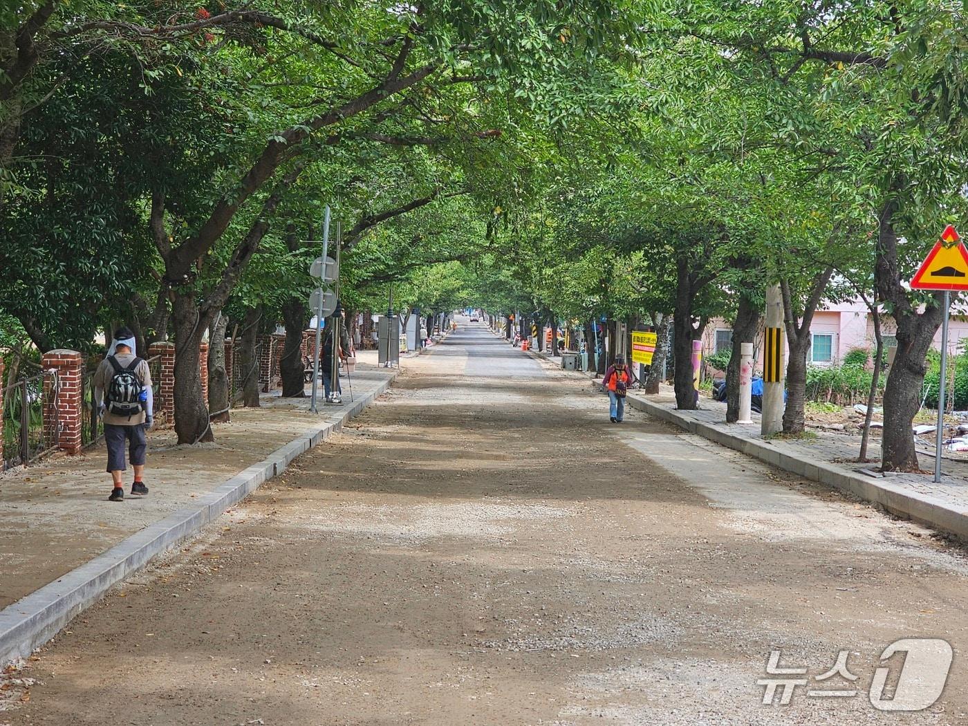 본문 이미지 - 폭우로 도로가 무너져 내린 통영시 봉평동 봉수골에 응급 복구가 이뤄진 모습. 2026.8.22/뉴스1 한송학기자