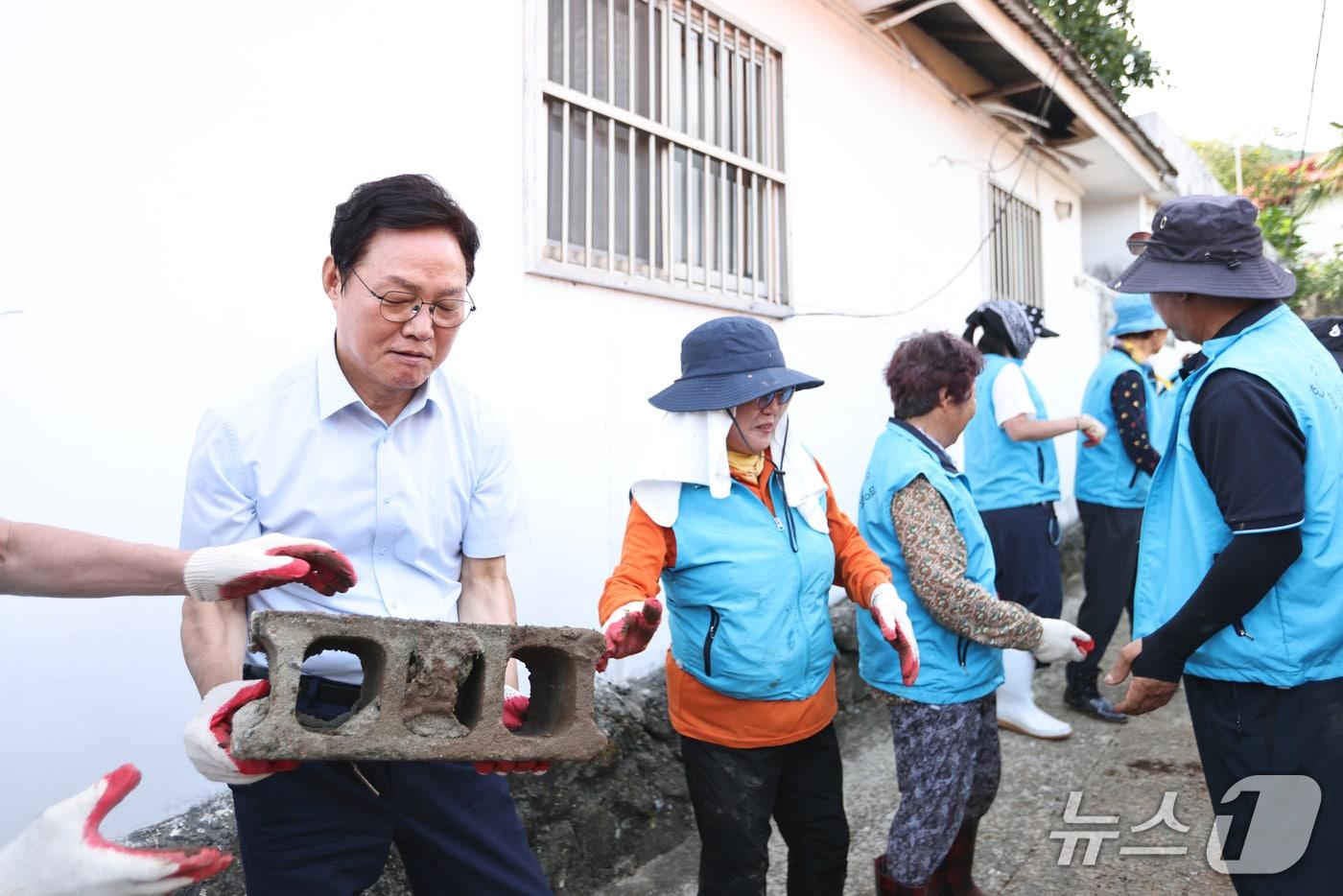 본문 이미지 - 박완수 경남지사가 21일 거제시 둔덕면 어구마을에서 수해복구 작업을 하고 있다.(경남도 제공. 재판매 및 DB금지)
