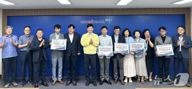 본문 이미지 - 전주시청 소속 공무원들과 지역 건축사 단체 21일 농수산물 도매시장 상인들 돕기위해 성금을 기탁했다.(전주시 제공, 재판매 및 DB 금지)/뉴스1