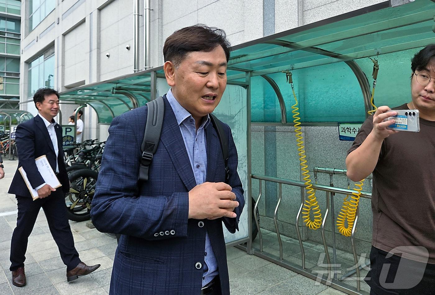 본문 이미지 - 21일 전북경찰청에 출석한 김관영 전 전북도지사가 1시간 30분 가량 경찰 조사를 받고 나와 취재진 질문에 답변하고 있다. ⓒ 뉴스1 장수인 기자