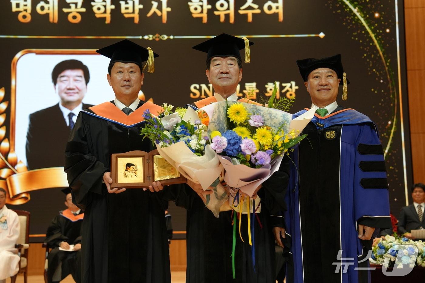 본문 이미지 - 최평규 SNT그룹 회장(가운데)이 21일 국립창원대에서 열린 통합 학위수여식에서 명예공학박사 학위를 수여받고 기념사진을 촬영하고 있다.(SNT그룹 제공. 재판매 및 DB금지)
