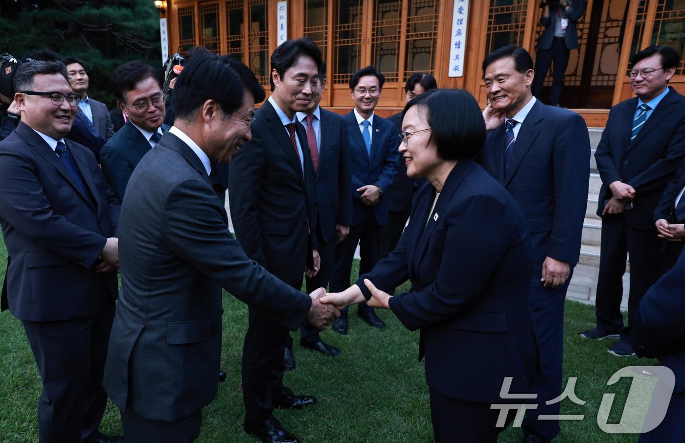 본문 이미지 - 한성숙 국무총리가 21일 오후 서울 종로구 삼청동 국무총리 서울공관에서 열린 주택공급 관련 서울 구청장 간담회에 앞서 구청장들과 만나 악수하고 있다.(자료사진) 2026.8.21 ⓒ 뉴스1 구윤성 기자
