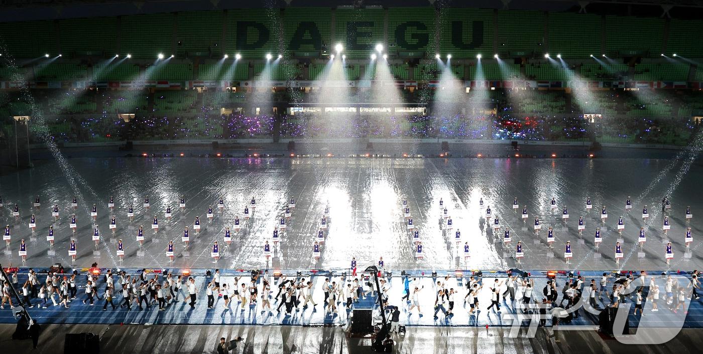본문 이미지 - 21일 오후 대구 수성구 대구스타디움에서 열린 '2026 대구세계마스터즈육상경기대회' 개회식에서 각국 선수단이 입장하고 있다. 2026.8.21 ⓒ 뉴스1 공정식 기자