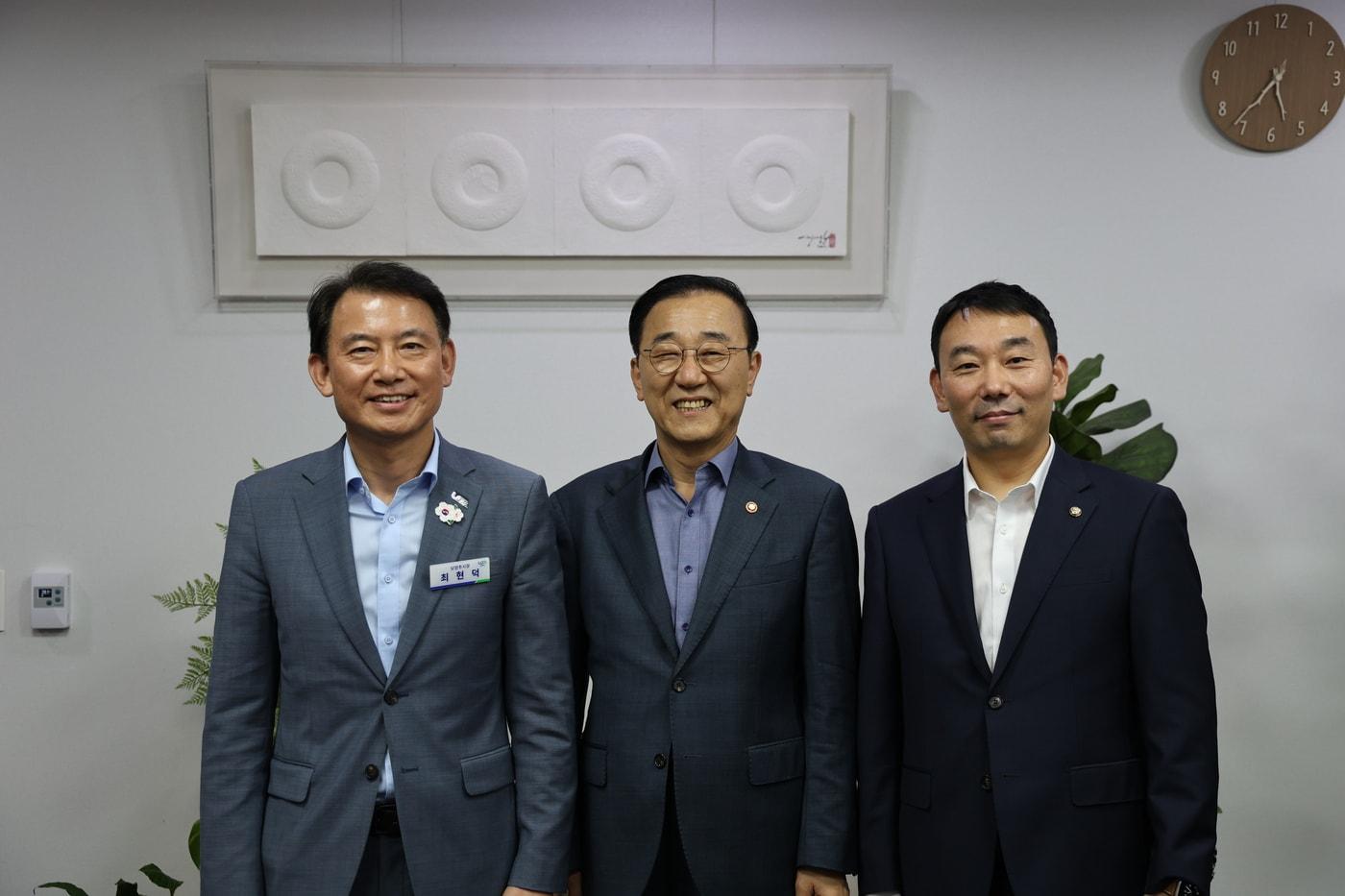 본문 이미지 - 최현덕 남양주시장(왼쪽부터), 김윤덕 국토교통부 장관, 김용민 국회의원.(김용민 의원실 제공)