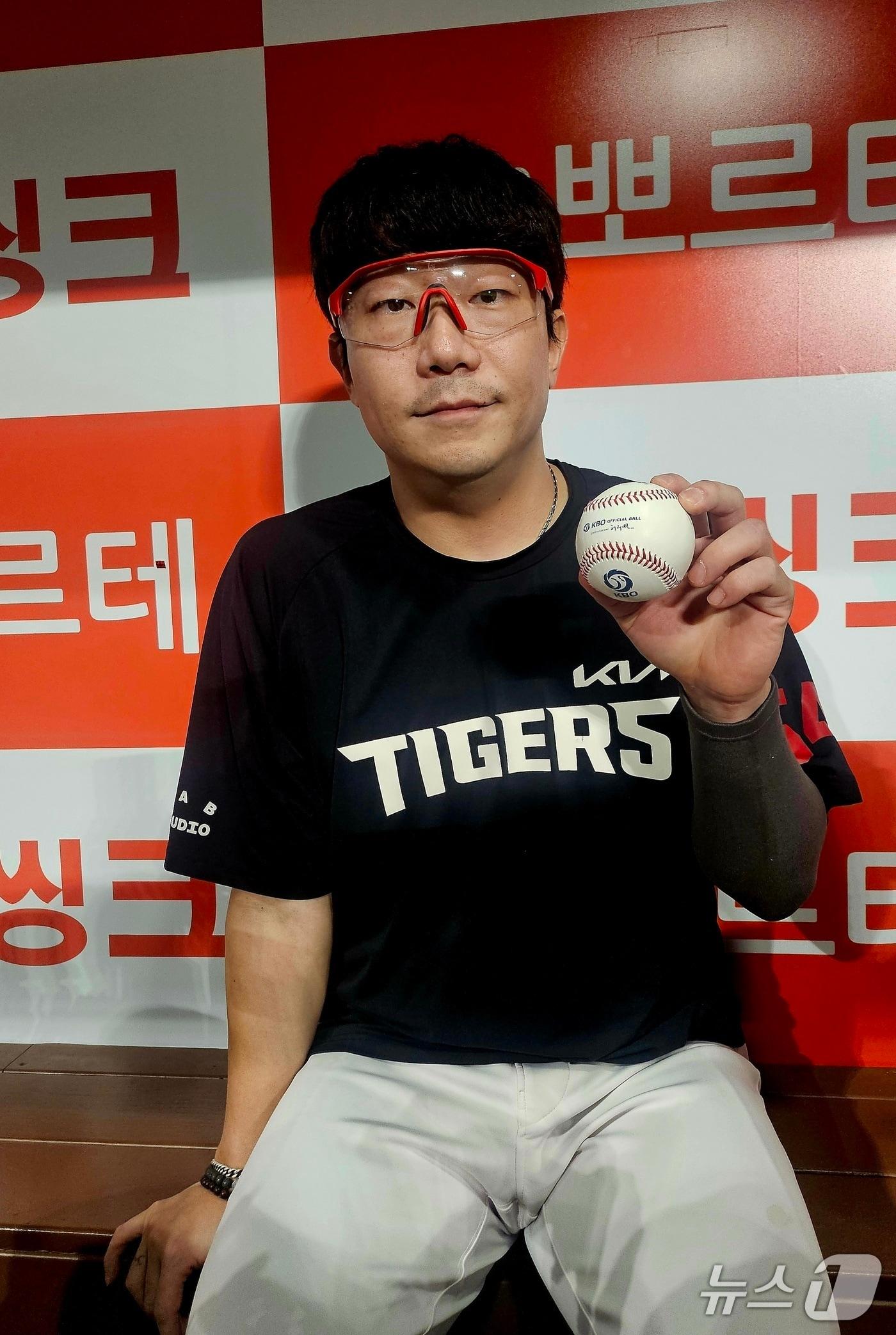 본문 이미지 - KIA 타이거즈 양현종이 21일 서울 고척 스카이돔에서 열린 2026 신한 SOL KBO리그 키움 히어로즈와의 경기에서 승리한 뒤 통산 195승 기념공을 들고 포즈를 취하고 있다. ⓒ News1 권혁준 기자