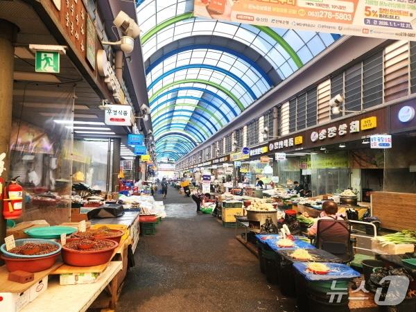 본문 이미지 - 22일 오전 전북 전주중앙시장. 폭염에 손님들 발길이 줄어들며 썰렁한 모습이다. /뉴스1