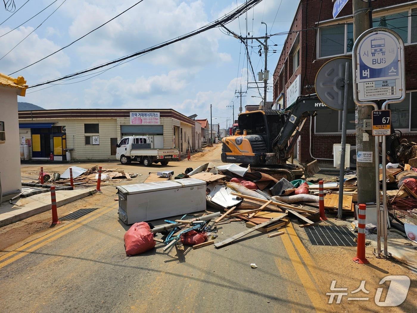본문 이미지 - 22일 오후 거제시 둔덕면 하둔리에서 복구 작업이 이뤄지고 있다. 2026.8.22 ⓒ 뉴스1 박민석 기자