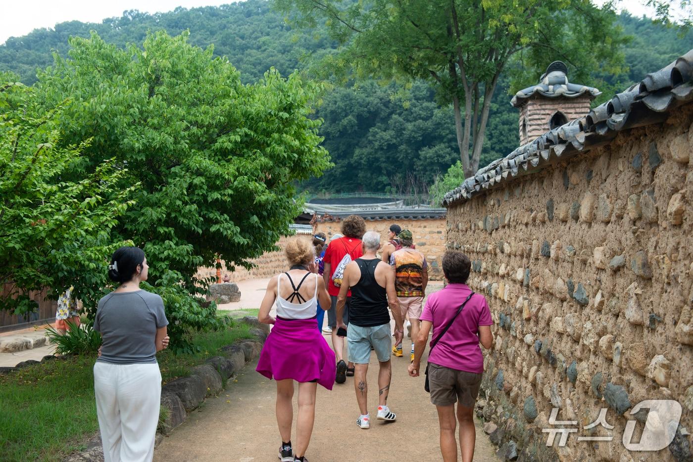 본문 이미지 - 22일 오후 2026 대구세계마스터즈육상경기대회 참가자들이 대구 달성군 남평문씨본리세거지의 고즈넉한 흙돌담길을 걸으며 한국 전통마을의 정취를 느끼고 있다. 2026.8.22 ⓒ 뉴스1 이성덕 기자