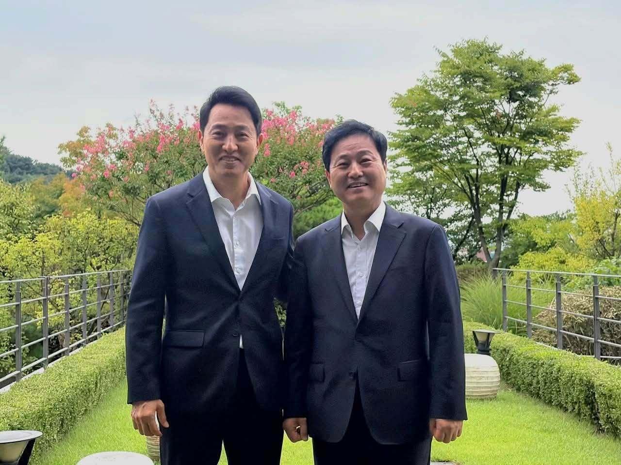 본문 이미지 - 더불어민주당 서울시당위원장인 김영배 의원과 오세훈 서울시장이 22일 서울 용산구 소재 서울시장 공관에서 약 90분간 오찬을 함께 하며 부동산 문제에 관한 의견을 나눴다. (김영배 의원 페이스북 갈무리) 2026.8.22 